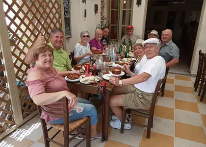 5-Hour Foodie and Drinks Tour in Santorini